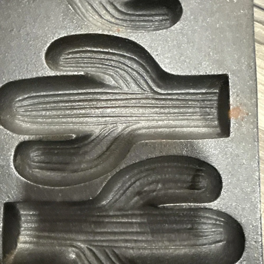 VINTAGE LODGE CACTUS CAST IRON MOLD PAN 5CP2‎ Seasoned